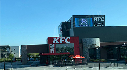 LEDFUL display transparente ao ar livre no maior holandês KFC