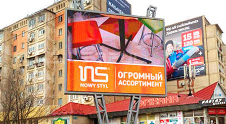 Exibição montada em poste de publicidade ao ar livre