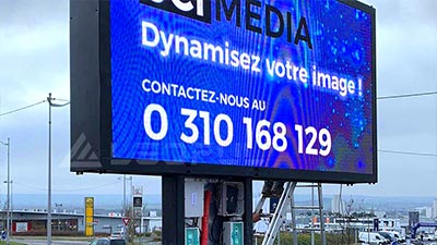 Exibição de publicidade dupla face de rua ao ar livre da França