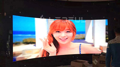 Exibição LED de publicidade HD curva para interior da Coreia